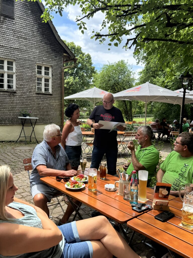 Vergangenen Freitag haben wir gemeinsam unser Sommerfest im Ochsen in Neuhausen gefeiert. Bei gutem Essen, tollen Gesprächen und bester Stimmung verbrachten wir einen rundum gelungenen Nachmittag.